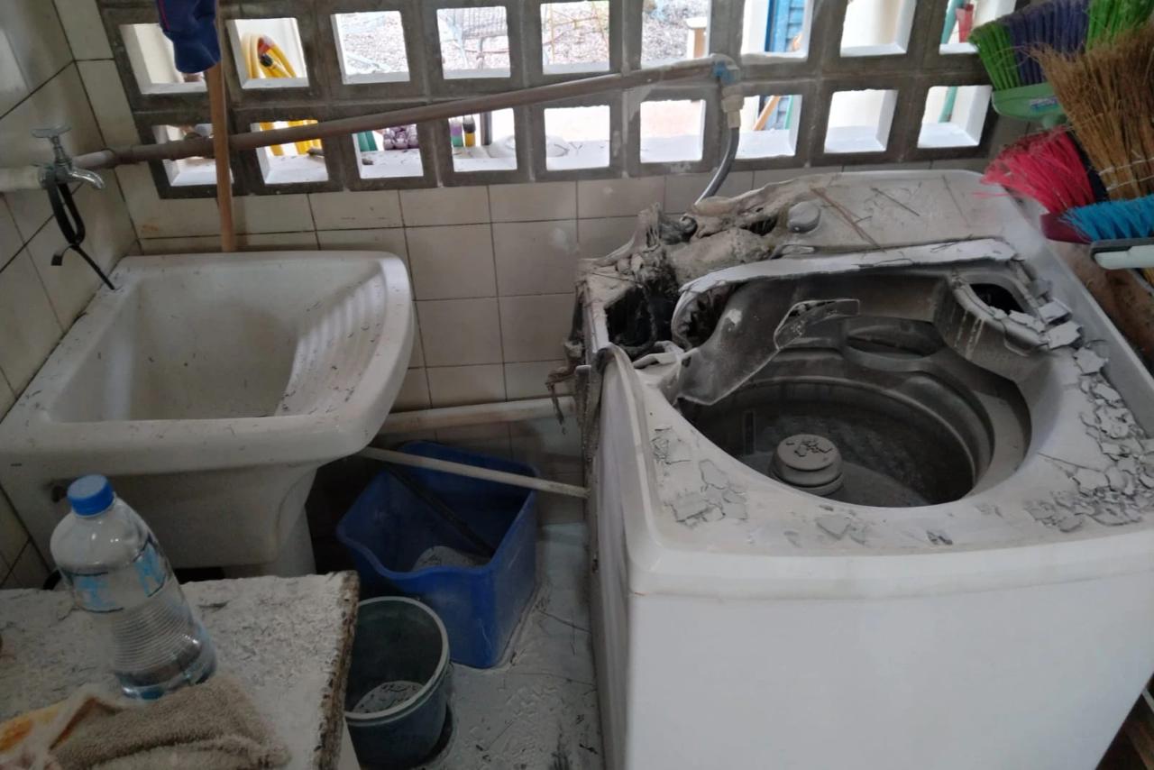 Funcionário combate princípio de incêndio com extintor em escola de Criciúma