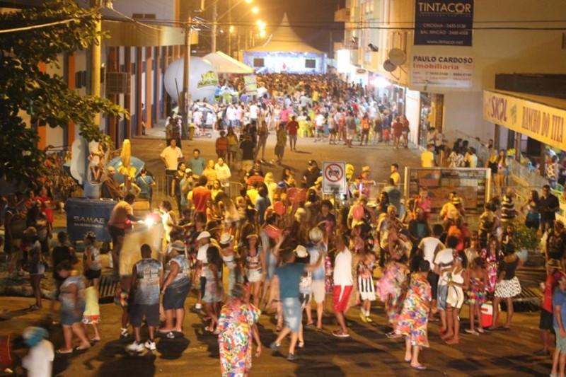Milhares de foliões prestigiam o CarnaRincão