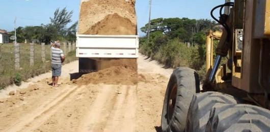 Secretaria de Obras e Serviços Urbanos de Jaguaruna faz manutenção de ruas no interior do município