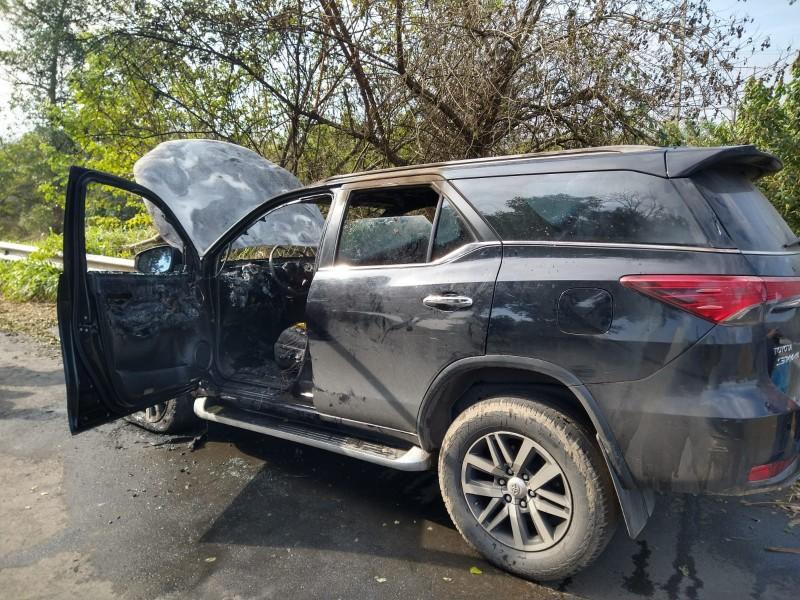 Criciúma: carro roubado durante assalto no bairro Mina do Mato é encontrado pegando fogo