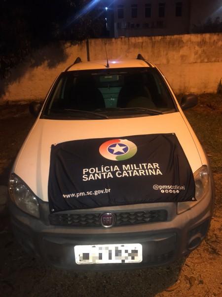 Homens armados invadem residência, roubam carro e acabam presos instantes depois pela PM em Criciúma