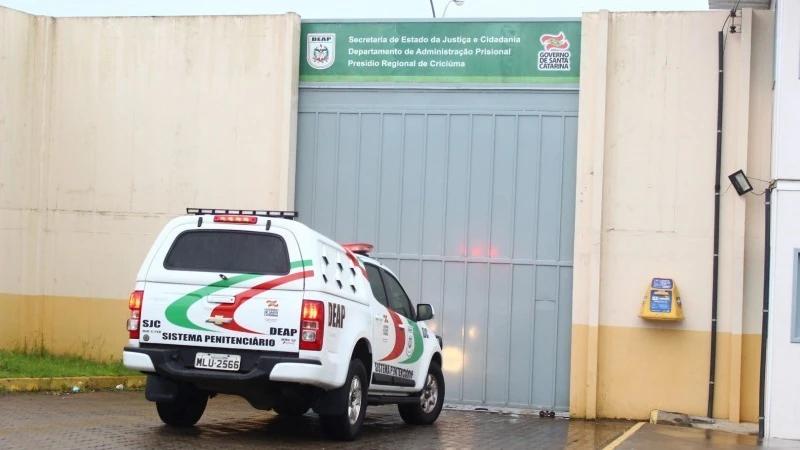 Homem com mandado de prisão ativo por extorsão é preso em Criciúma