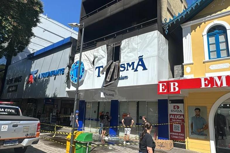 Loja se manifesta após incêndio atingir estrutura e destruir estoque