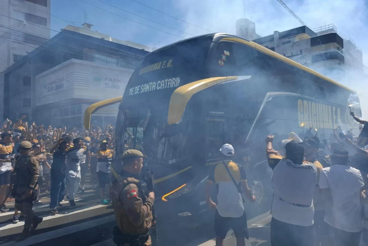 Torcida do Criciúma prepara recepção para jogadores antes do jogo contra o Náutico