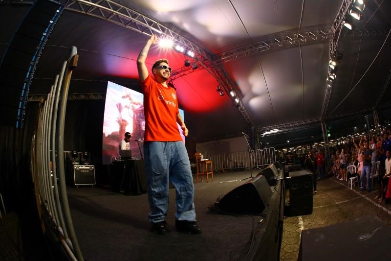 Em show de Gio Lisboa, milhares de pessoas celebram os 27 anos do Criciúma Shopping