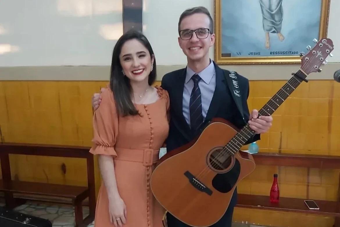 Em cima do altar: casal transmite amor e fé através da música