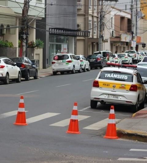 Criciúma: avenida Getúlio Vargas é fechada para transporte de urnas eletrônicas
