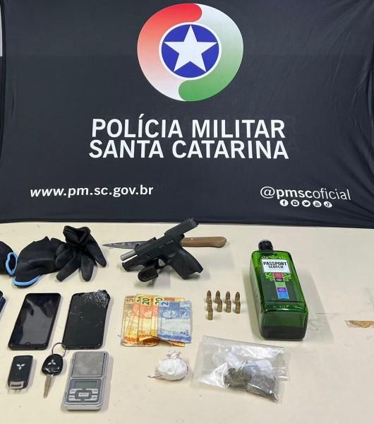 PM prende jovem após encontrar drogas e arma de fogo em casa no Balneário Rincão