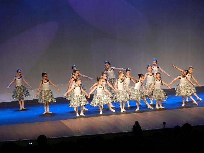 Alunos de dança se apresentam no teatro Elias Angeloni