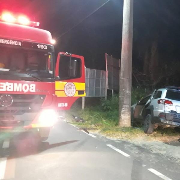 Motorista morre após saída de pista e colisão em poste de energia elétrica, em Garopaba 