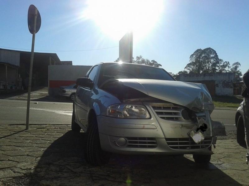 Dois carros colidem na Álvaro Catão 