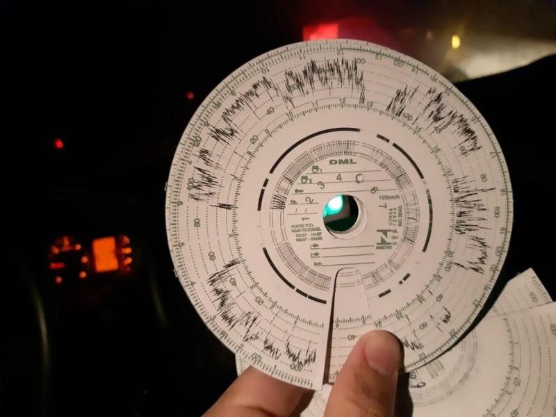 Após dirigir 24 horas sem parar, motorista de caminhão dorme no volante e provoca acidente na BR-101