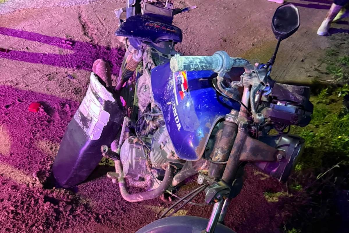 Fotos: idoso fica gravemente ferido após colisão entre carro e moto em Jaguaruna