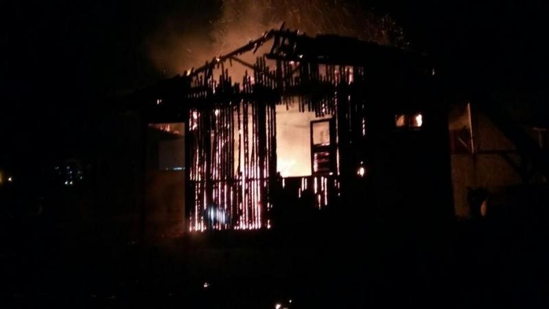 Casa de homem preso por estuprar criança de sete anos é destruída em incêndio 