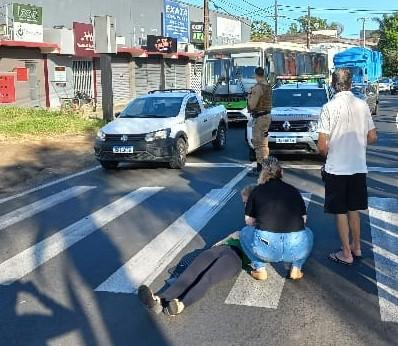 Criciúma: mulher é atropelada por moto quando atravessava em faixa de pedestres; motociclista fugiu