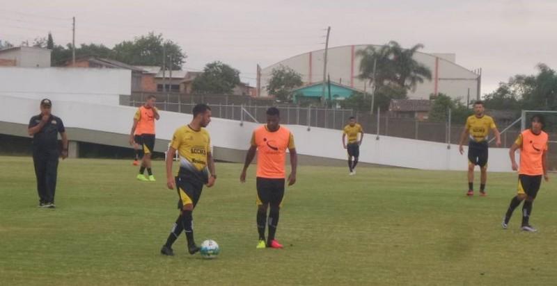 Em treino, Cavalo mantém formação com três zagueiros
