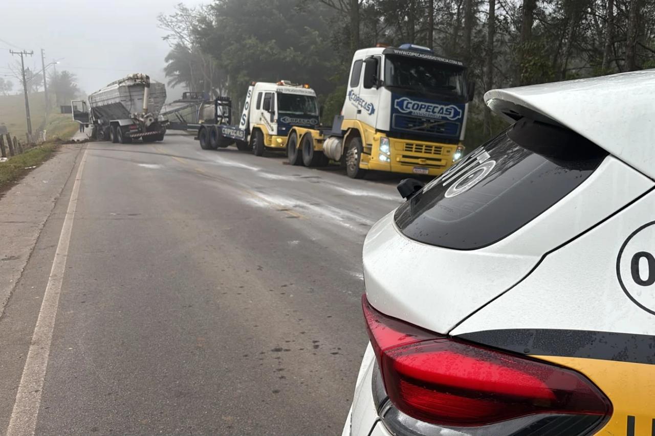 Caminhão envolvido em acidente com morte em Criciúma é removido do local
