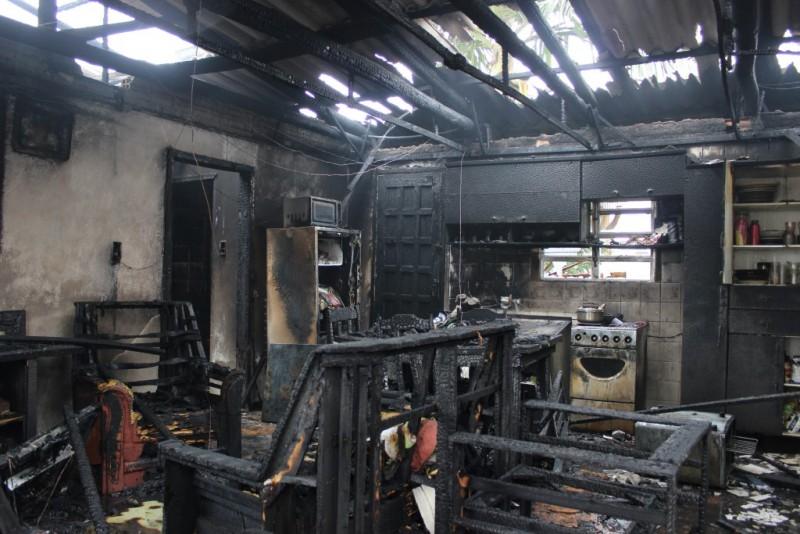 Casa é destruída em incêndio e moradora é levada ao hospital