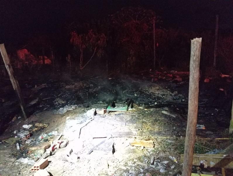 Casa de madeira é consumida por incêndio em Balneário Gaivota