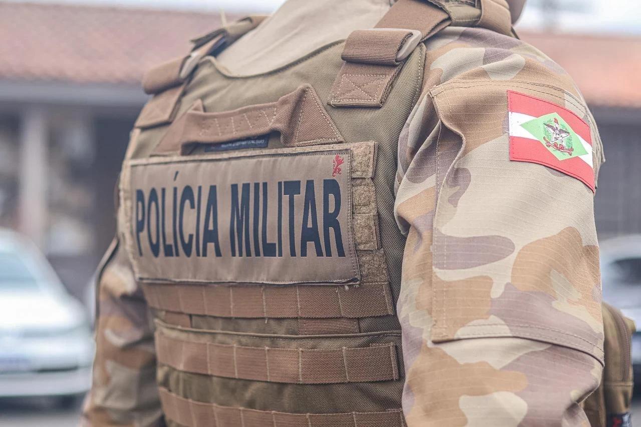 Homem é contido por moradores após ser flagrado furtando fios em Criciúma