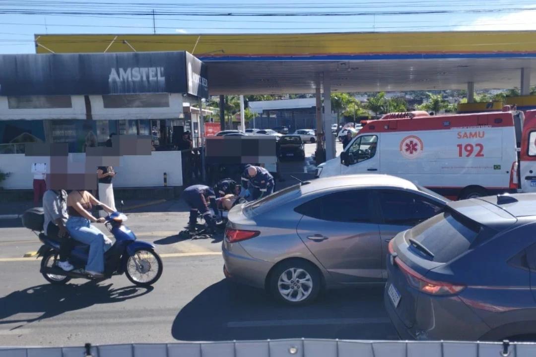 Colisão entre carro e moto deixa motociclista ferido em Criciúma