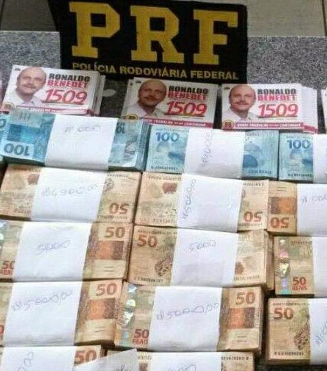 PRF apreende R$ 110 mil e santinhos de candidato a Deputado Federal do Sul do Estado