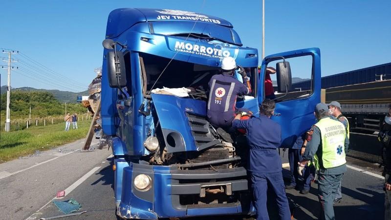 Caminhoneiro de Tubarão fica gravemente ferido em acidente na BR-101 em Balneário Camboriú