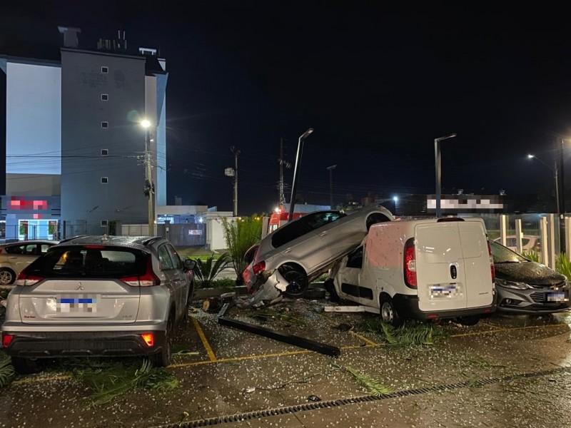 Motorista perde controle de carro e invade estacionamento em Criciúma