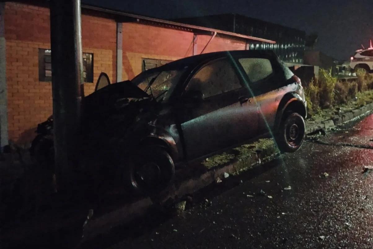 Dois homens ficam feridos após motorista perder controle da direção e colidir carro contra poste