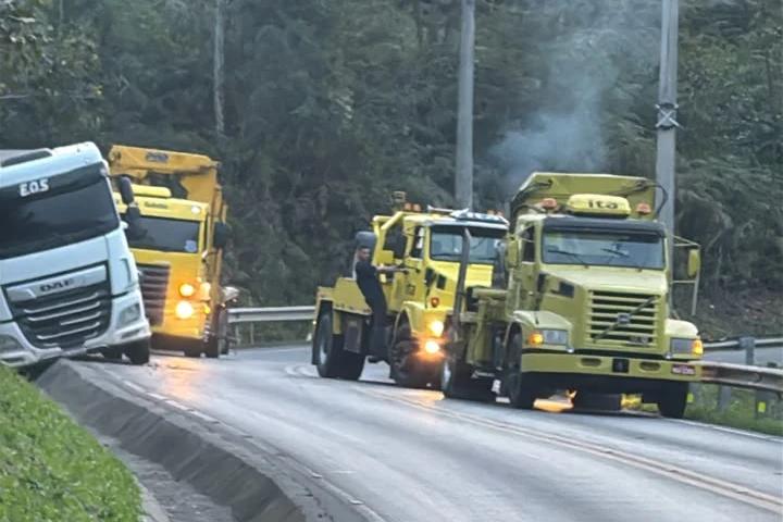 Carreta cai em valeta e trânsito é bloqueado na SC-390 em Lauro Müller