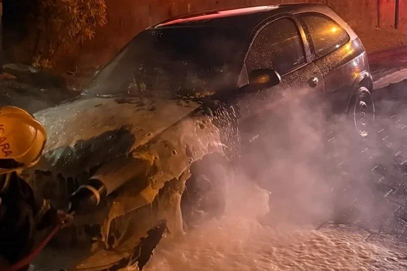 Carro é parcialmente destruído por incêndio em Cocal do Sul