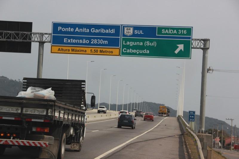 Transportadores de cargas devem atentar para altura máxima na ponte