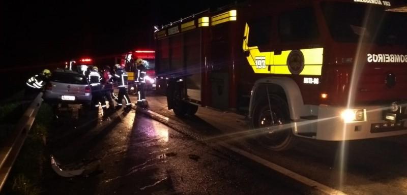 Motorista invade contramão e colide carro em caminhão; três pessoas ficaram feridas 
