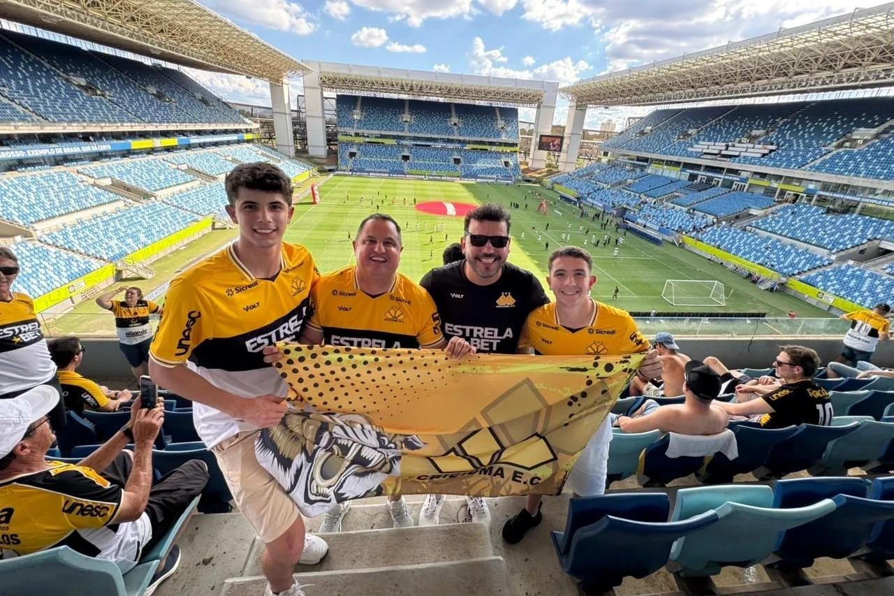 Fotos: confira imagens da torcida do Criciúma que foi até a Arena Pantanal no confronto diante do Cuiabá