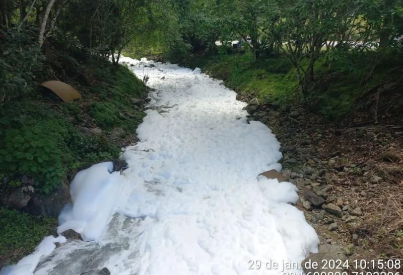 Acidente com caminhão carregado de produto químico pode deixar 75% de Joinville sem água