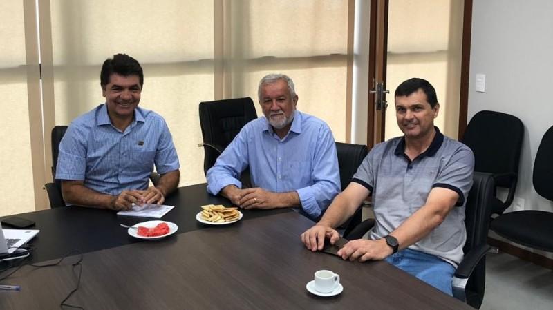 Prefeitos se reúnem para viabilizar pavimentação da estrada da Linha Cabral