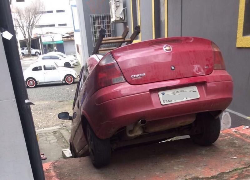 O carro encontrou o caminho errado no Centro