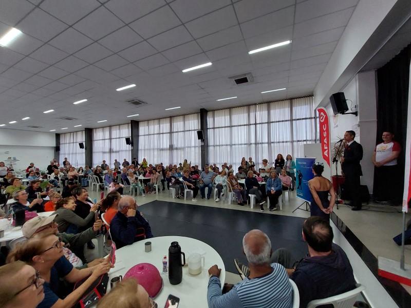 Projetos de dança incentivam inclusão cultural e social de crianças e idosos