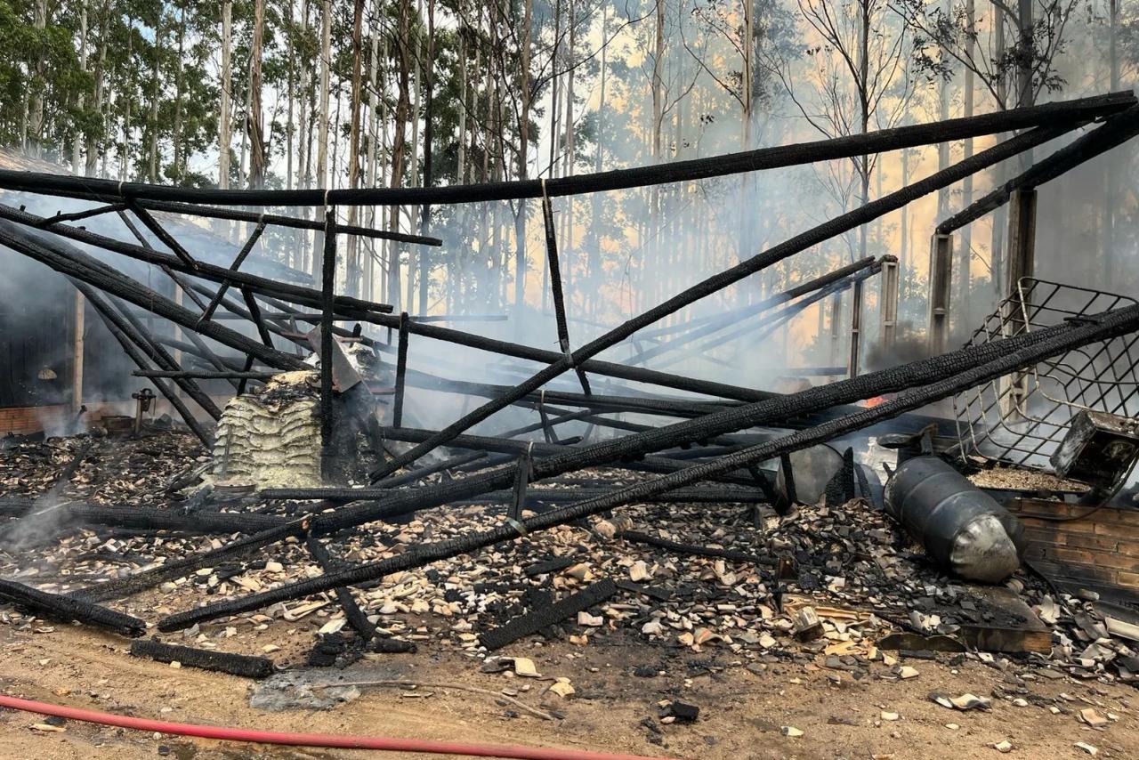 Bombeiros Voluntários de Jaguaruna combatem incêndio de grandes proporções em depósito de ração