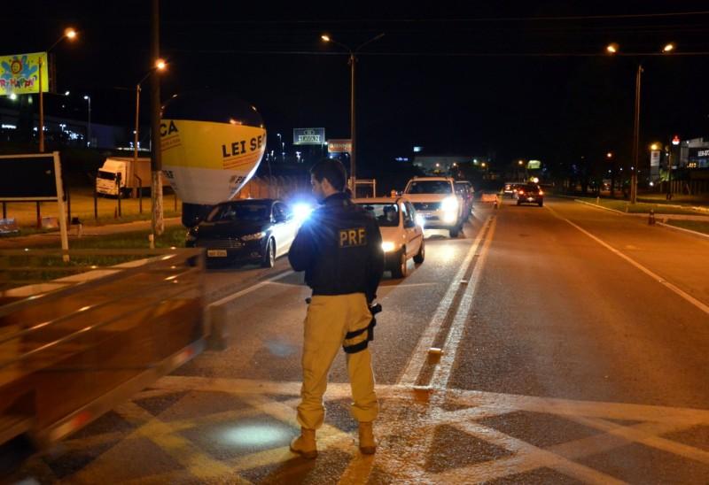 Em quatro horas, 86 motoristas são flagrados dirigindo sob efeito de álcool na BR 470