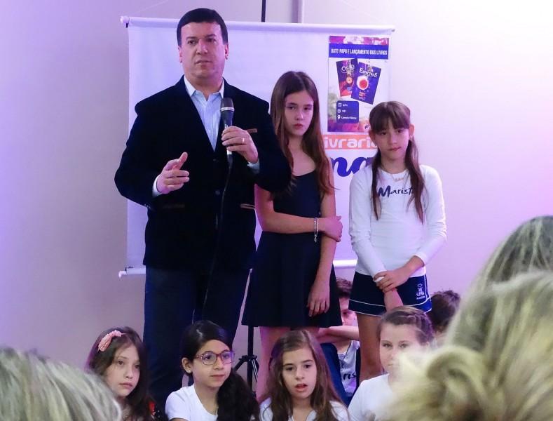 Mauro Felippe apresenta novas obras com recital de poesias