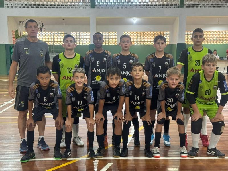 Equipe sub-12 de Cocal do Sul vence todas na estreia no Campeonato Estadual de Futsal