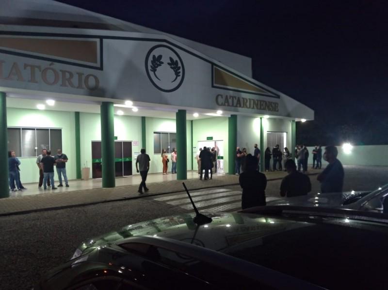 Familiares, amigos e fãs se despedem de Airton Machado