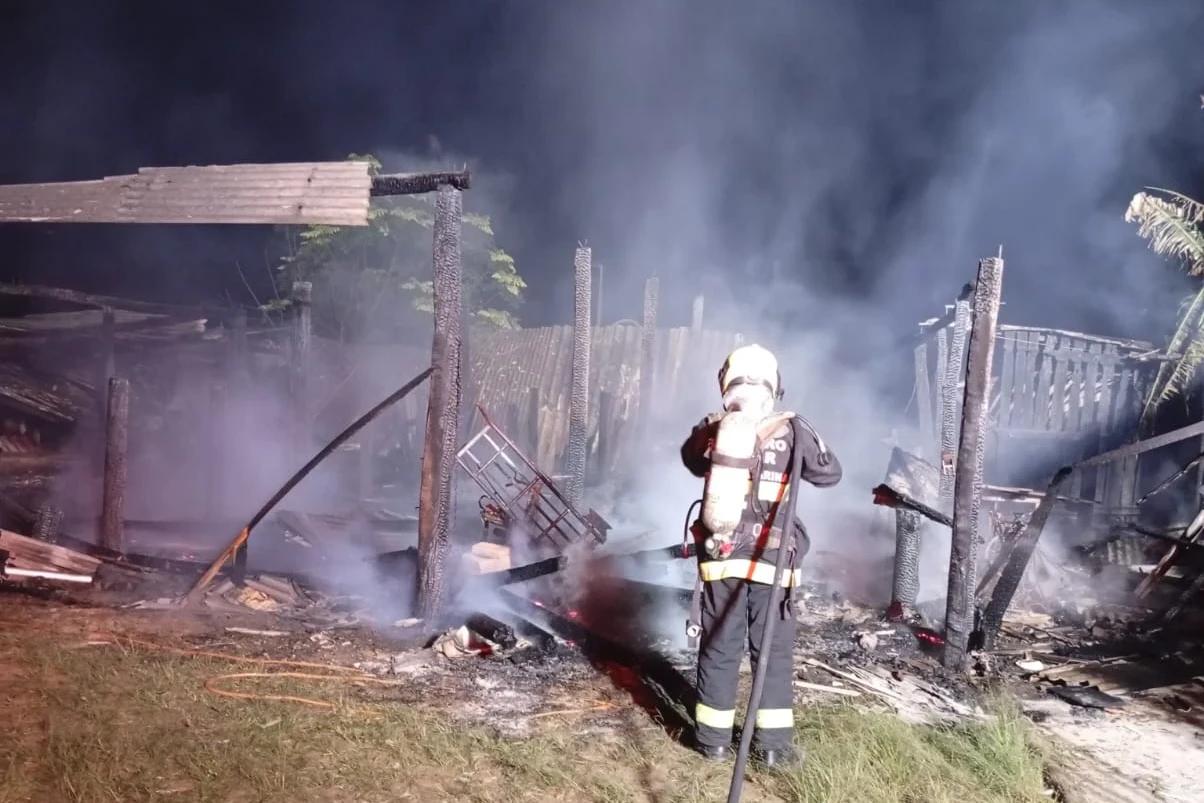 Galpão é destruído por incêndio em São João do Sul