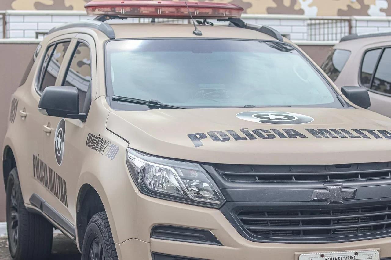 Corpo carbonizado é encontrado por familiares nas proximidades de galpão em Orleans