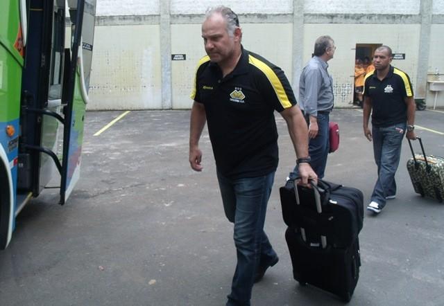 Com desfalques de última hora, delegação tricolor inicia viagem rumo a Belo Horizonte