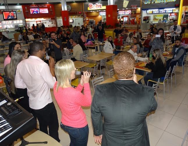 VÍDEO: Ação inusitada emociona mães no Criciúma Shopping