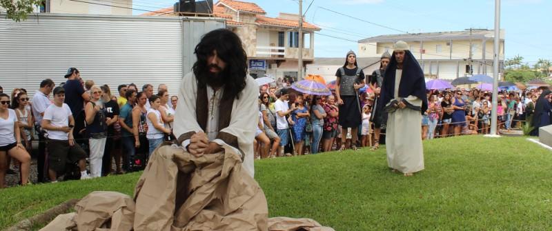 Encenação da Paixão de Cristo emociona mais de mil fiéis em Criciúma