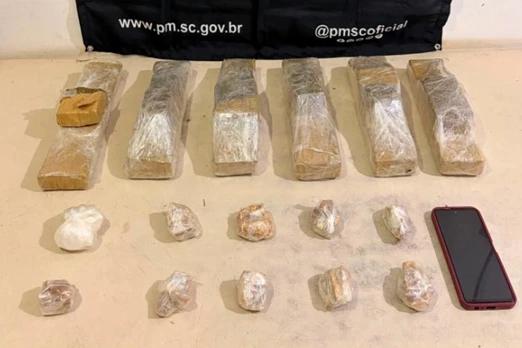 Moradora é flagrada com mais de seis quilos de drogas em kitnet após denúncia anônima