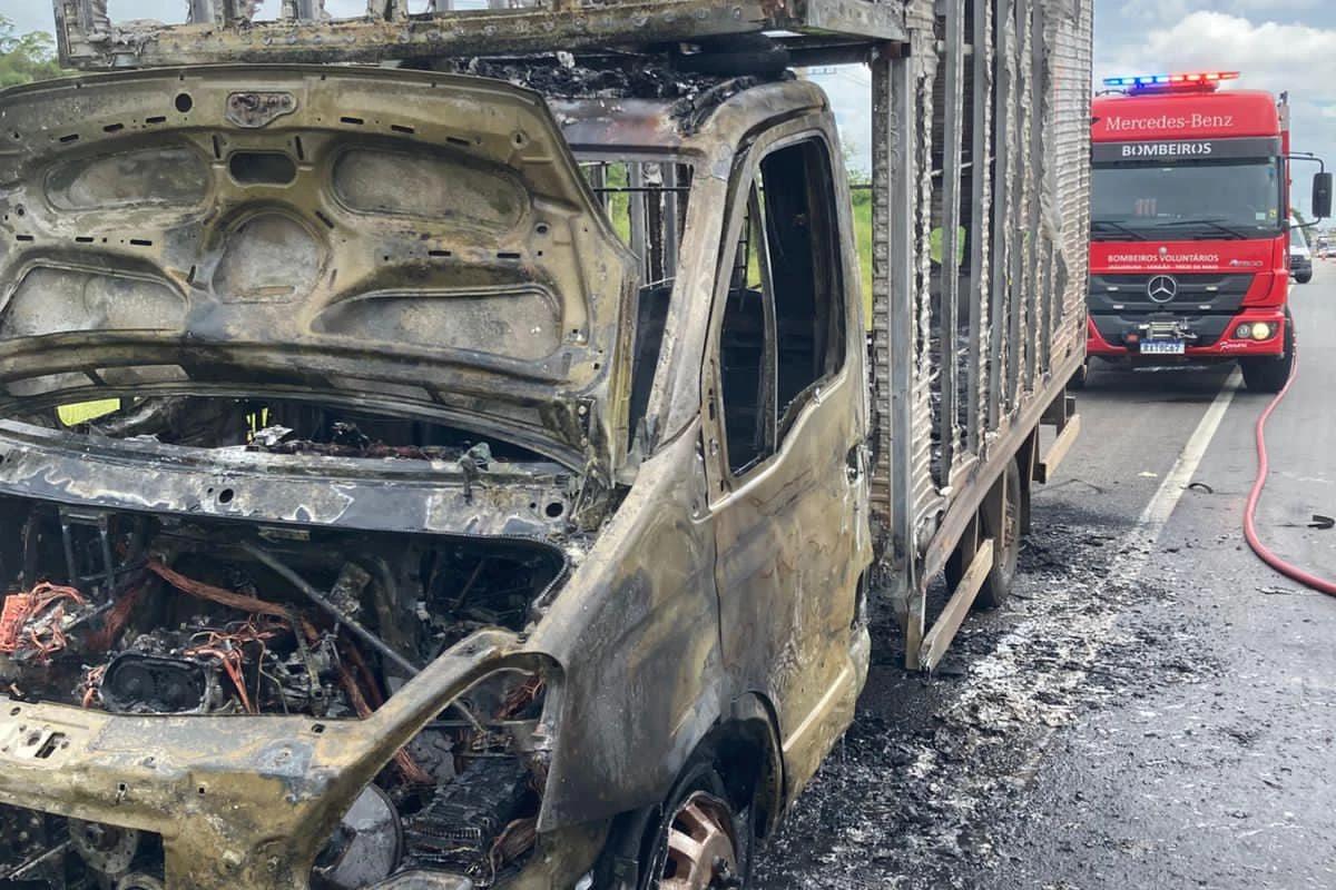 Caminhão é destruído por incêndio na BR-101